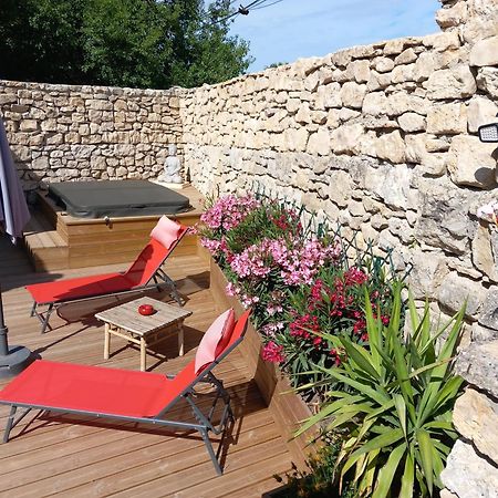Chez Daniele Chambre Avec Jacuzzi Et Terrasse Privee Murs  Bagian luar foto