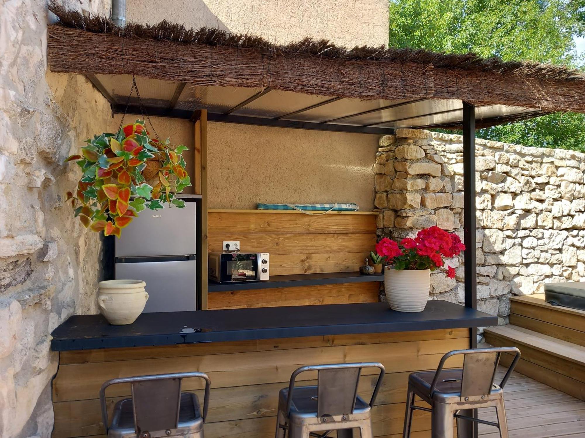 Chez Daniele Chambre Avec Jacuzzi Et Terrasse Privee Murs  Bagian luar foto