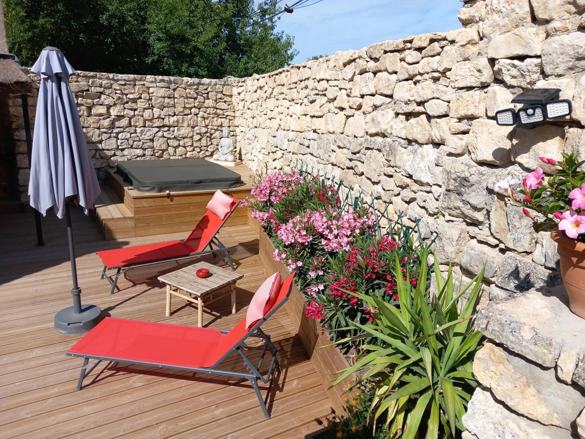 Chez Daniele Chambre Avec Jacuzzi Et Terrasse Privee Murs  Bagian luar foto