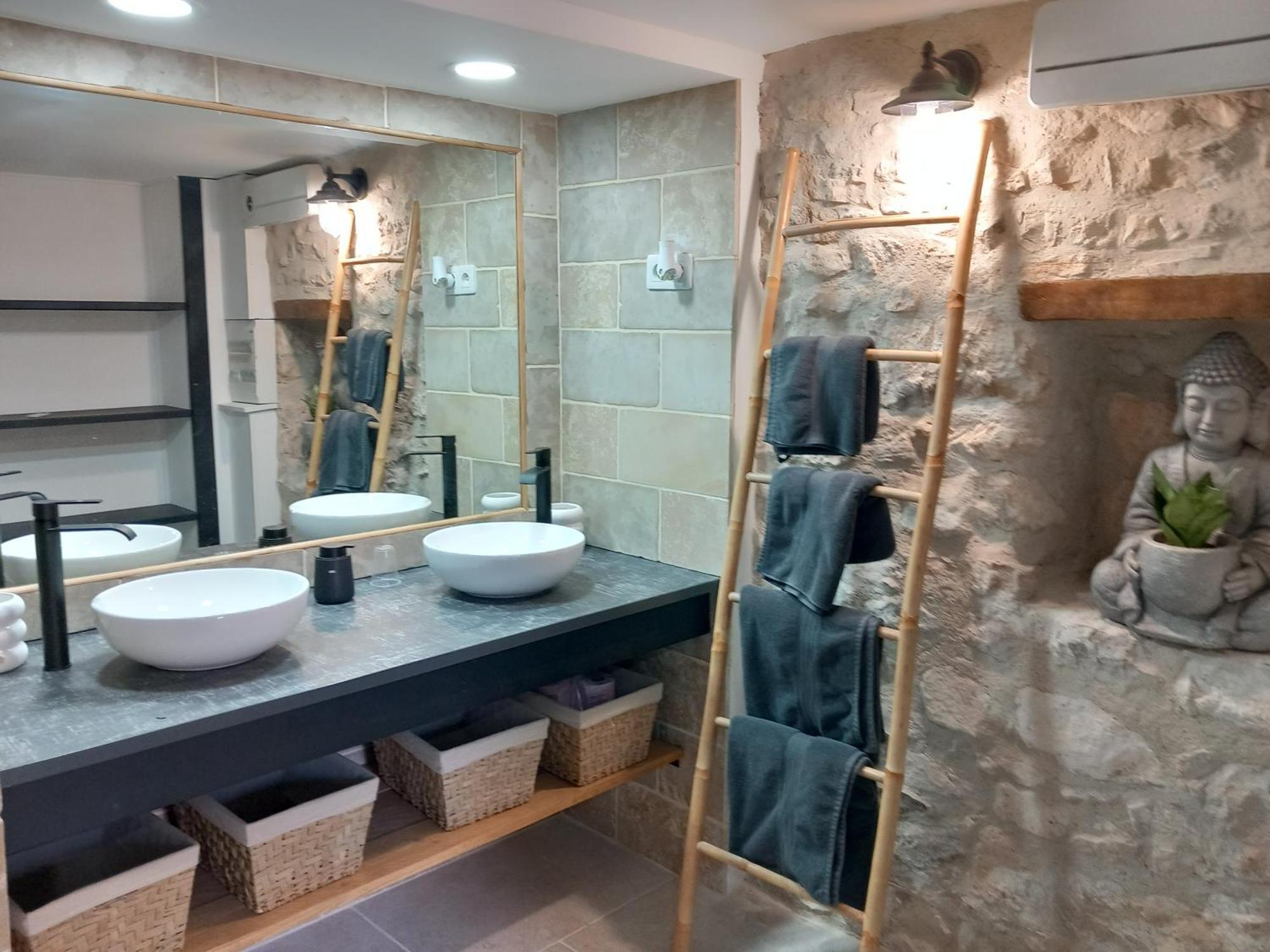 Chez Daniele Chambre Avec Jacuzzi Et Terrasse Privee Murs  Bagian luar foto