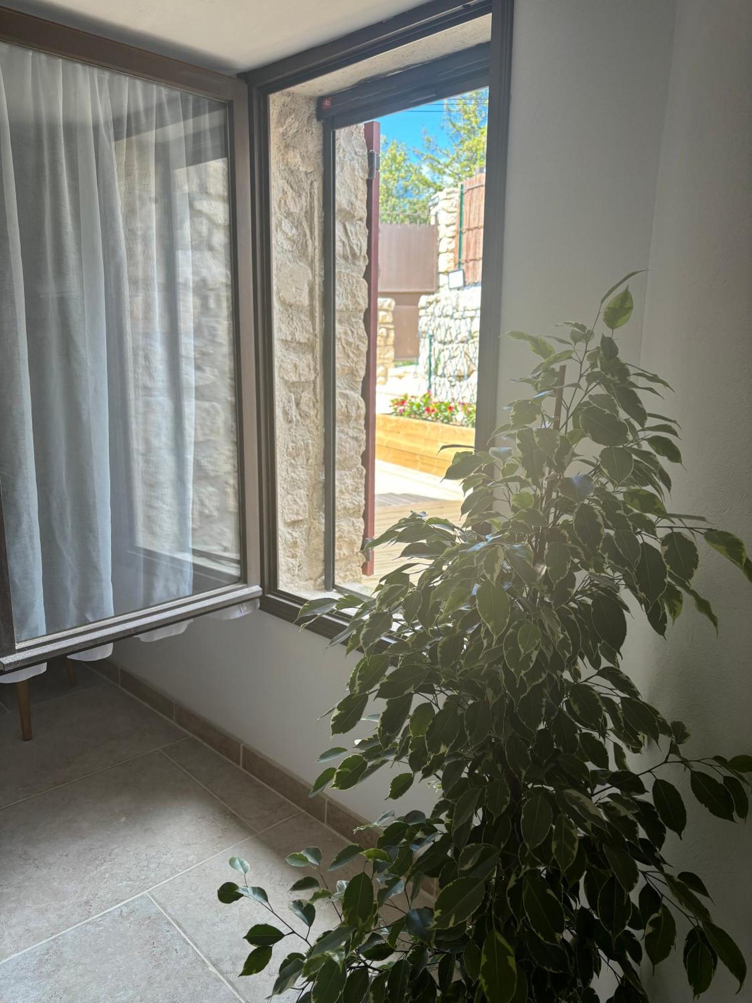 Chez Daniele Chambre Avec Jacuzzi Et Terrasse Privee Murs  Bagian luar foto