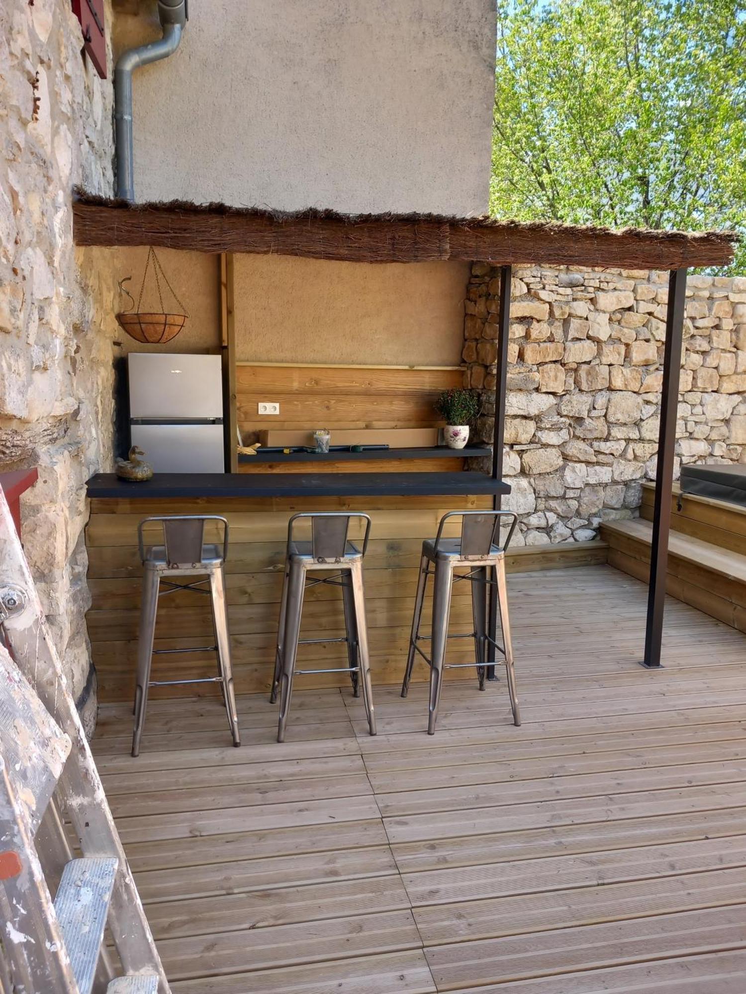 Chez Daniele Chambre Avec Jacuzzi Et Terrasse Privee Murs  Bagian luar foto